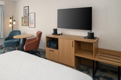 Holiday Inn Express North Hollywood - Burbank Area an IHG Hotel - image 7