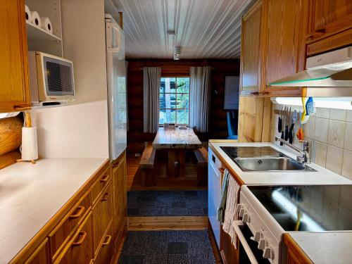 Ruska 2, Yllas, Akaslompolo, Lapland - Log Cabin with Lake and Fell Scenery in Kaupinjärvi