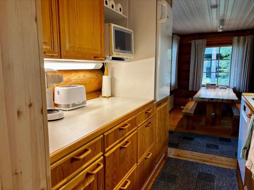 Ruska 2, Yllas, Akaslompolo, Lapland - Log Cabin with Lake and Fell Scenery in Kaupinjärvi