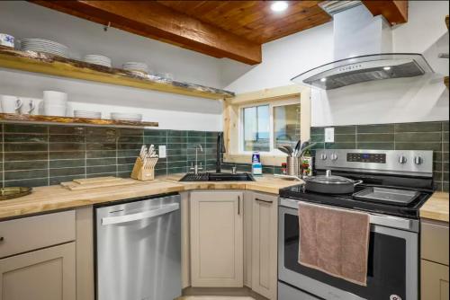 Konyha, Stay At 4K in Arnold (CA)