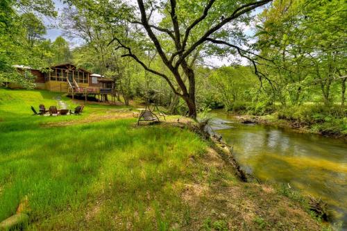 Bear Naked Hideaway - Relax in the hot tub with sounds from the nearby creek in Epworth, USA