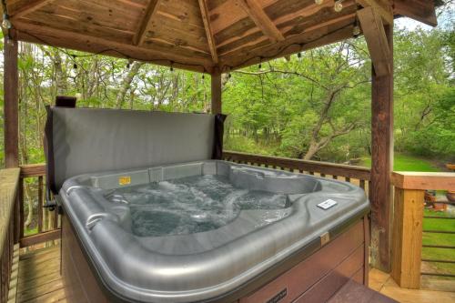 Bear Naked Hideaway - Relax in the hot tub with sounds from the nearby creek in Epworth, USA