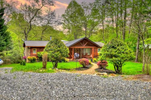 Bear Naked Hideaway - Relax in the hot tub with sounds from the nearby creek in Epworth, USA