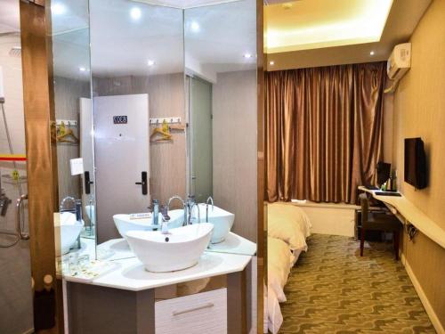 Super 8 Hotel Yiwu Binwang – Yiwu, FL