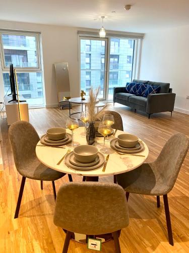 Luxurious 2 Bedroom - Water View and Parking, Manchester