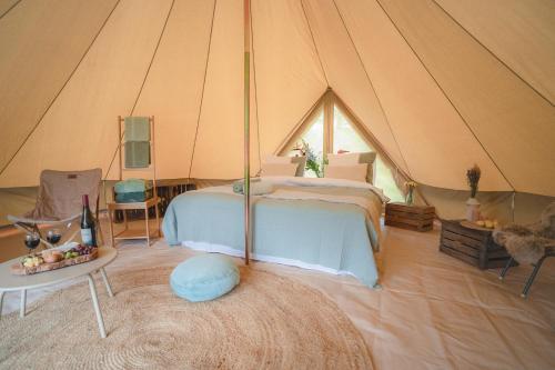 Boutique tent bij Laaken op Zand unieke plek in het groen met luxe bed in Warnsveld