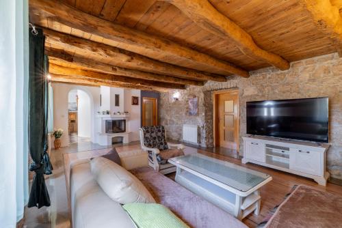 Karstais baseins, Villa Lavandis with Jacuzzi and 50m2 Pool in Donji Vinjani