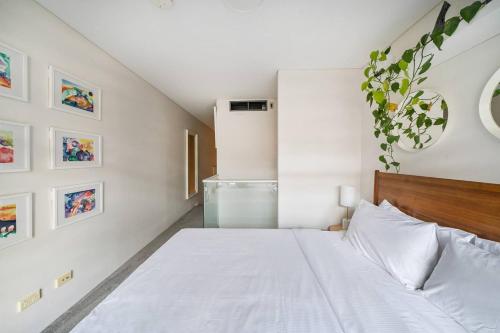 Urban Jungle Loft - A Leafy Alfresco Oasis - image 2