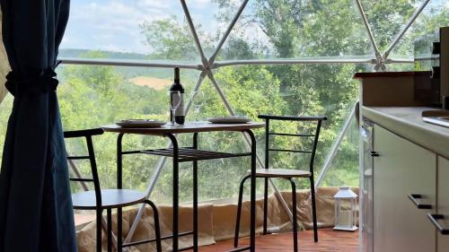 Geo Dome with Private Bathroom, E-Scooters & Mountain Views in Dolni Maryan