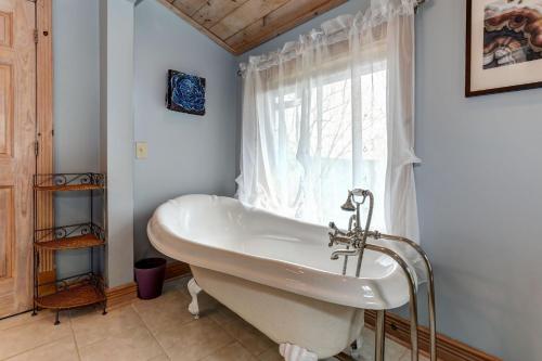 Удобства, Elemental Bliss - Enjoy cookouts on the deck and peaceful valley views in Big Canoe