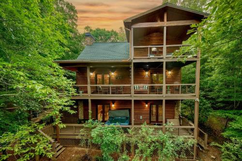 A Little Bit of Heaven Swim in the creek soak in the hot tub and relax in comfort in Copperhill, USA