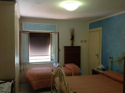 1 king bed, 1 twin bed