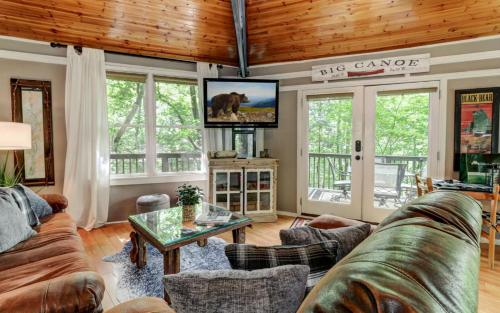 Treetopper Hideaway - A Relaxing Chic Bungalow in Marblehill, USA