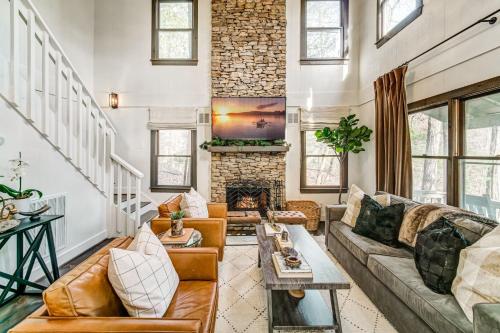 Fox Hill - Relax in the lap of luxury with modern comforts and peaceful views in Marblehill, USA