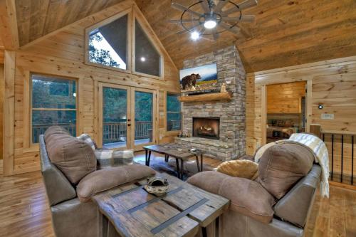 Rohring Retreat - Bask in comfort on the deck and play games in the game room in Mineral Bluff, USA