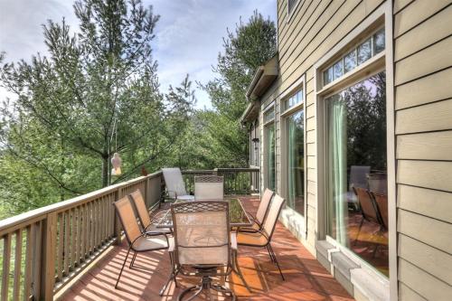 Sunrise Ridge - Read Fireside Lounge on the Screened Deck in Marblehill, USA