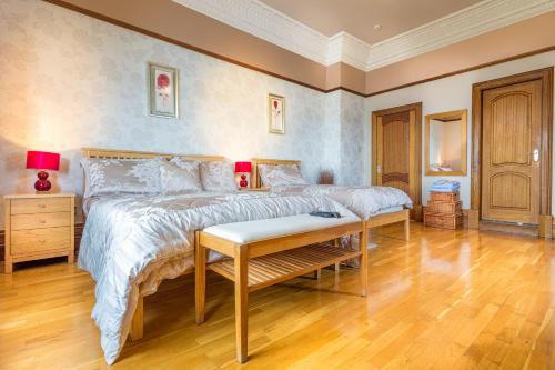 1 king bed, 1 twin bed