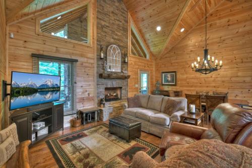 5 OClock Somewhere Hot tub fireplace pool table and more in Mineral Bluff, USA