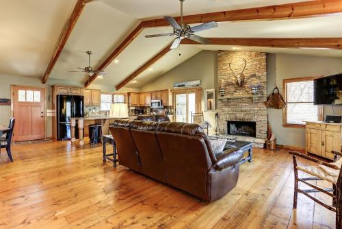 Better Together -Play ping pong relax by the wood fireplace in Jasper, USA