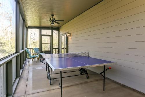 Better Together -Play ping pong relax by the wood fireplace in Jasper, USA