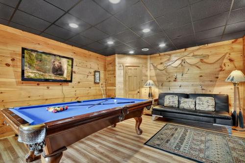 Almost Heaven Pet-friendly steamy hot tub pool table firepit in Mineral Bluff, USA