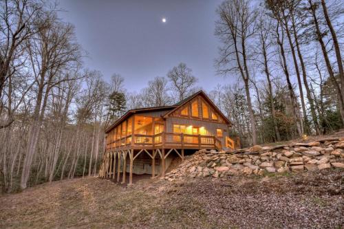 Holly Berry Hill Newly built elegant rustic interiors cozy hot tub in Young Harris, USA