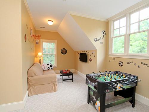 Tippy Canoe Lodge - Relax by the fireplace or play ping pong and foosball in Marblehill, USA