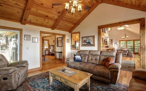 Wine Down Cottage - Mountain Views Sip Wine Fireside Watch Netflix Play Golf thumb 4