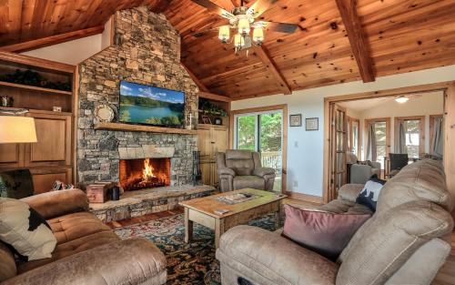 Wine Down Cottage - Mountain Views Sip Wine Fireside Watch Netflix Play Golf detail