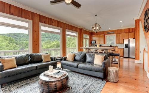 Lazy Lodge - Golf Course Views Hot tub in Marblehill, USA