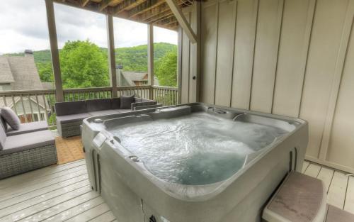 Lazy Lodge - Golf Course Views Hot tub in Marblehill, USA