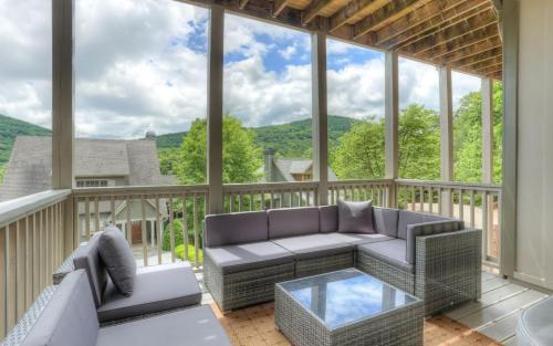 Lazy Lodge - Golf Course Views Hot tub in Marblehill, USA
