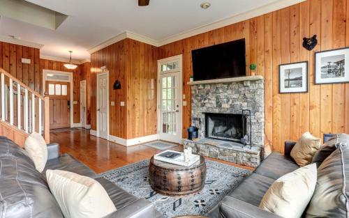 Lazy Lodge - Golf Course Views Hot tub in Marblehill, USA