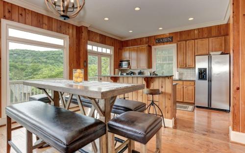 Lazy Lodge - Golf Course Views Hot tub in Marblehill, USA