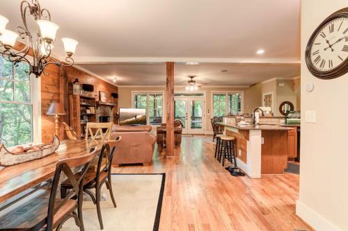 Stars Align Cottage - Relaxing Hot Tub Comfy Outdoor Seating More in Afton, USA