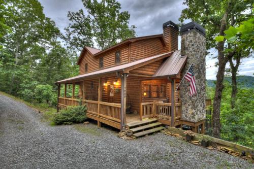 Pursuit of Happiness Mountain luxury hot tub big-screen TVs pet-friendly in Mineral Bluff, USA