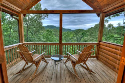 Pursuit of Happiness Mountain luxury hot tub big-screen TVs pet-friendly in Mineral Bluff, USA