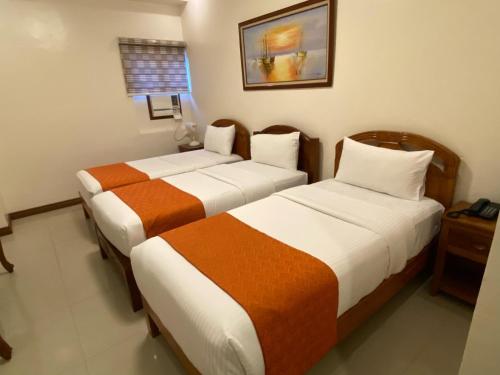 3 twin beds