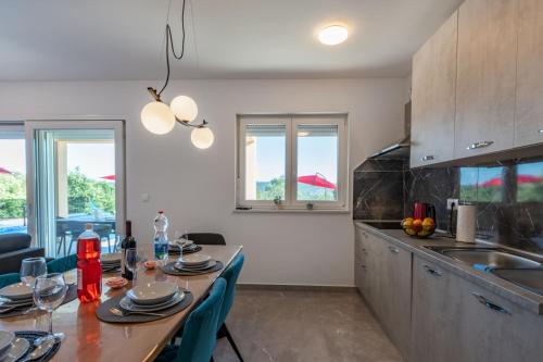 บริการและสิ่งอำนวยความสะดวก, Villa Mia in Labin, a two apartment villa with pool close to the sea in สเวติบาตูล