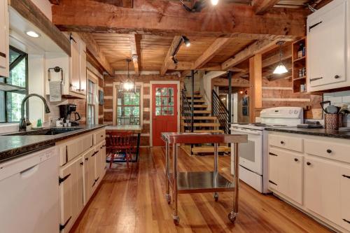 Timber Lodge - Relax in rustic luxury in Big Canoe - image 3