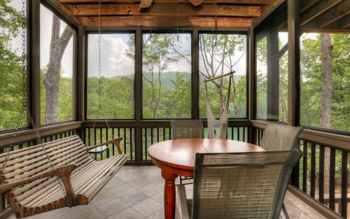 Lake Escape - Lounge with Scenic Lake Views in Dawsonville, USA