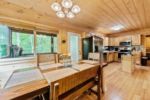 Firefly Cabin - Hot Tub Firepit Pet Friendly in Mineral Bluff, USA