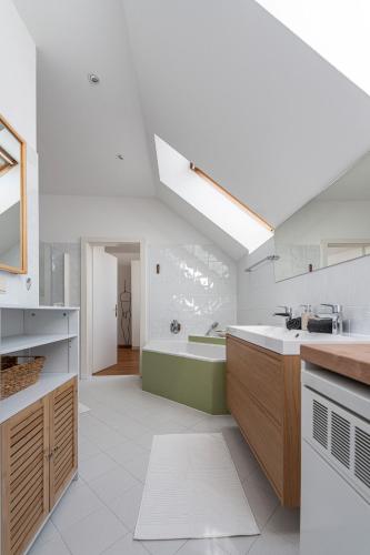 浴室, SeeAtelier Grundlsee - Your Austrian Home in 格倫德爾湖