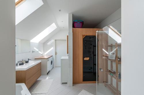 浴室, SeeAtelier Grundlsee - Your Austrian Home in 格倫德爾湖