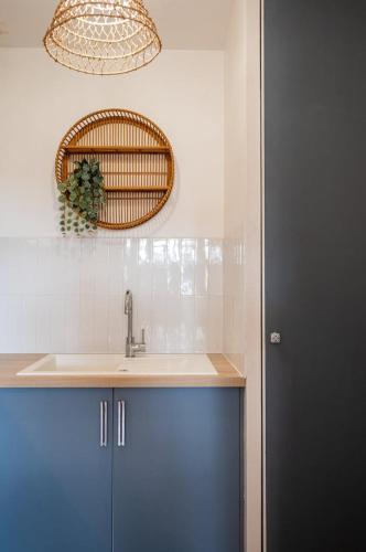Studio calme avec parking, proche metro in Bois Blancs