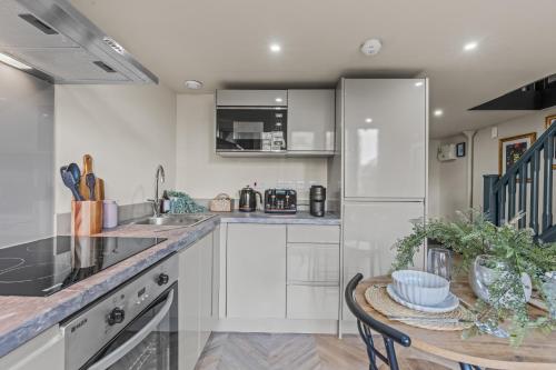 Athenaeum by Alt-Stay - 1 Bed Mezzanine Apartment Contractor and Relocation Accommodation with Fast Wi Fi, Netflix, Kitchen, Dishwasher, Laundry and Self Check In - Long Stay Ready with Weekly and Monthly Rates, Leeds (Foto 8)