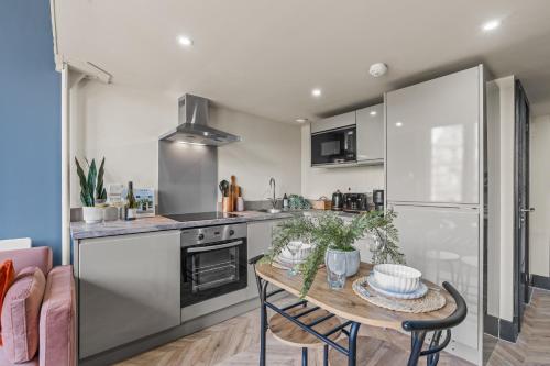 Athenaeum by Alt-Stay - 1 Bed Mezzanine Apartment Contractor and Relocation Accommodation with Fast Wi Fi, Netflix, Kitchen, Dishwasher, Laundry and Self Check In - Long Stay Ready with Weekly and Monthly Rates, Leeds (Foto 6)