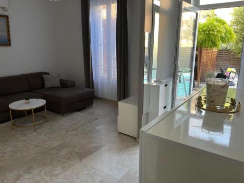 Katy in La Fontaine Sainte