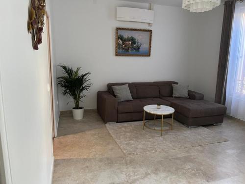 Katy in La Fontaine Sainte