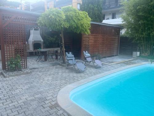 Katy in La Fontaine Sainte